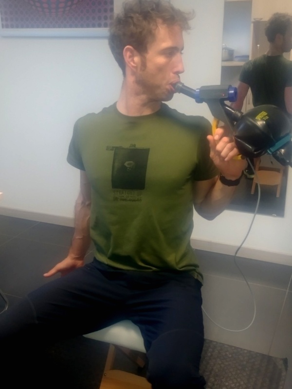 Un atleta nazionale di canottaggio fa gli esercizi della Kyminasi Postural per ripristinare la sua postura corretta
