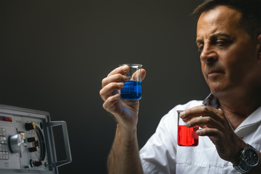 Fulvio Balmelli in laboratorio mentre fa ricerca