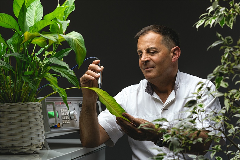 Il ricercatore Fulvio Balmelli ha sviluppato una soluzione biologica per migliorare la salute delle piante